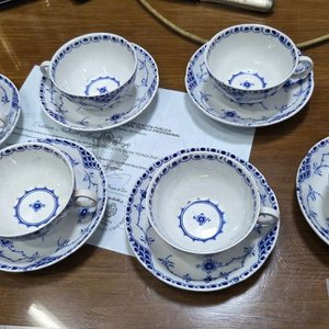 Lote siguiente: Juego de 6 Tazas con Platos de Porcelana Royal Denmark