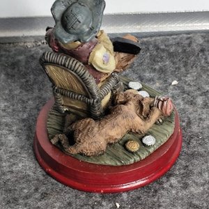 Figura de Resina: Cazador con Perro y Base de Madera "Miro Madrid" - imagen 3
