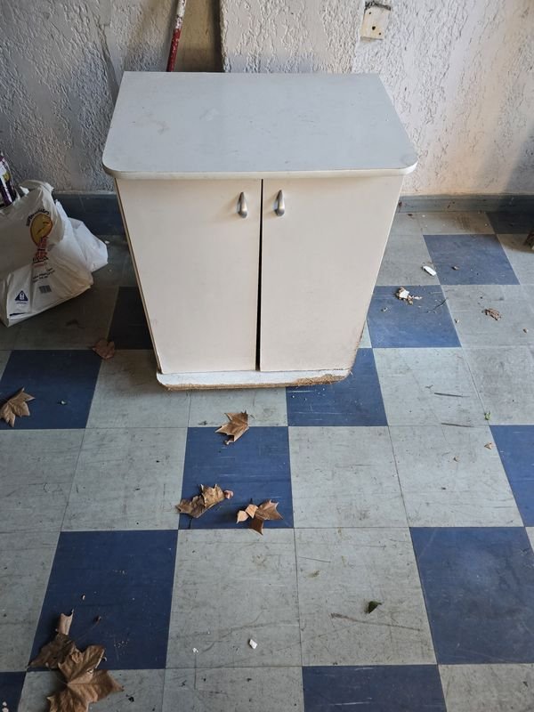Mueble blanco con detalles en mal estado - imagen 2