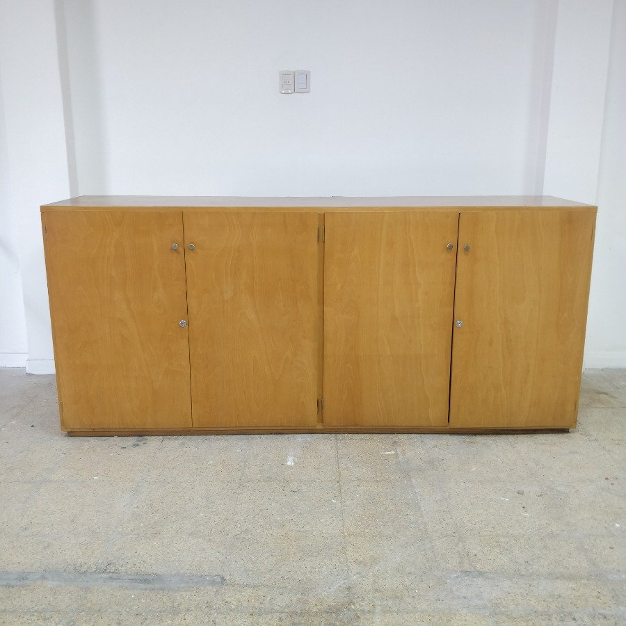 Mueble de cuatro puertas con tiradores y cerraduras - imagen 2