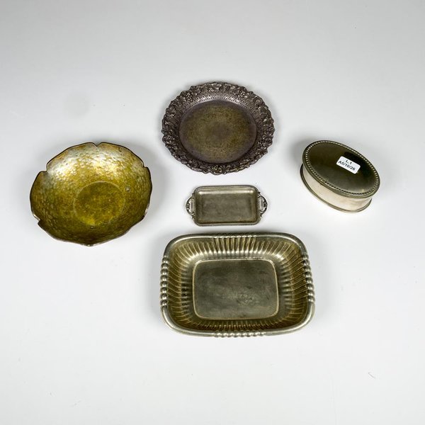 Ocho piezas, centrito metal, salvilla inglesa, alhajero, centrito cloisonne, pote idem - imagen 1