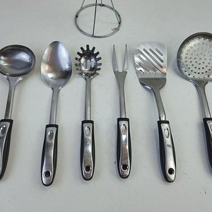 Set de 7 Utensilios de Cocina Metálicos con Soporte Cromado - imagen 3