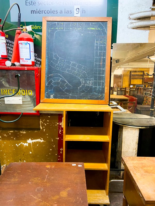 Pizarra con Mueble Estantería de Madera