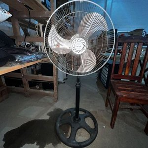 Ventilador de Pie Metálico con Base Redonda - imagen 1