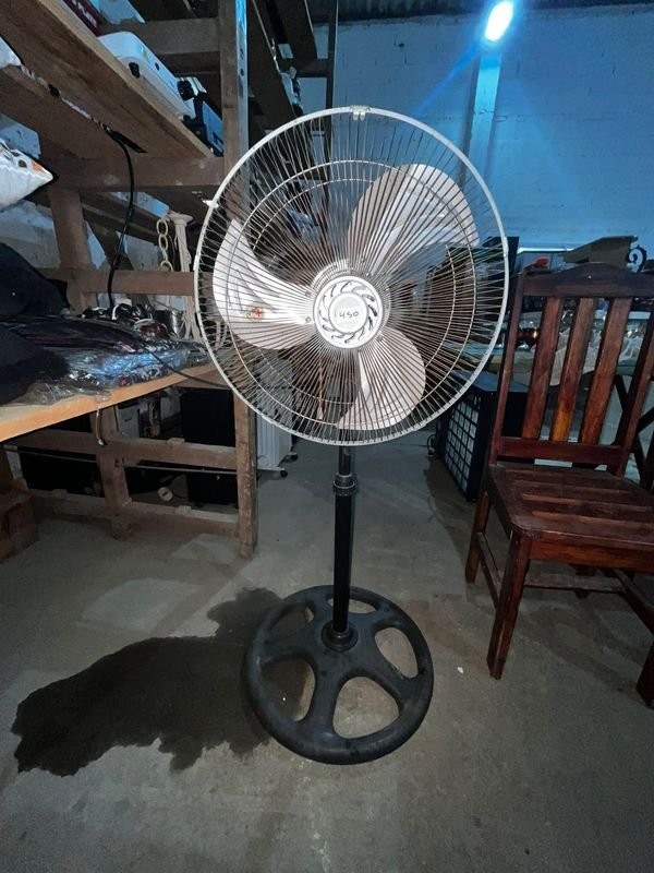 Ventilador de Pie Metálico con Base Redonda
