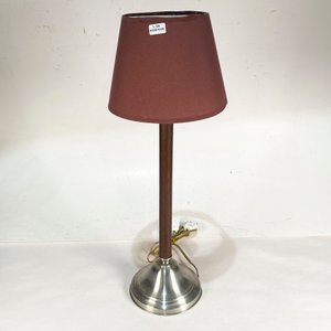 Lámpara de Mesa Clásica con Pantalla Burdeos y Base Metálica - imagen 1