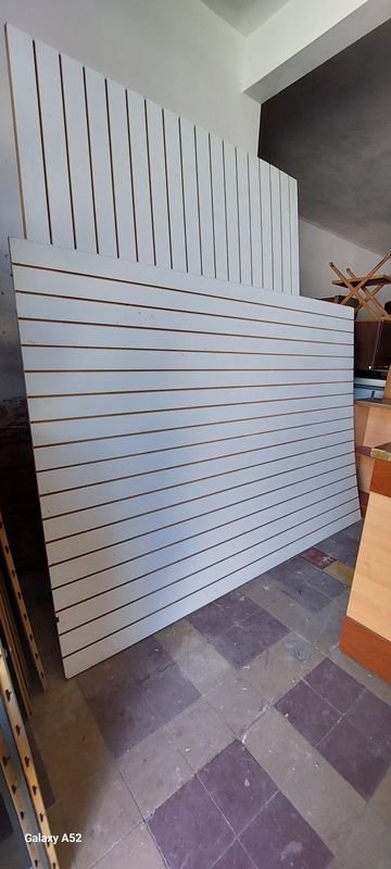 Lote siguiente: Panel ranurado de madera para decoración