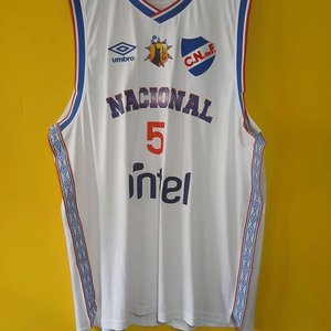 Lote anterior: Camiseta de Básquetbol Club Nacional de Football Umbro Talle XXL (Peacock N° 5)