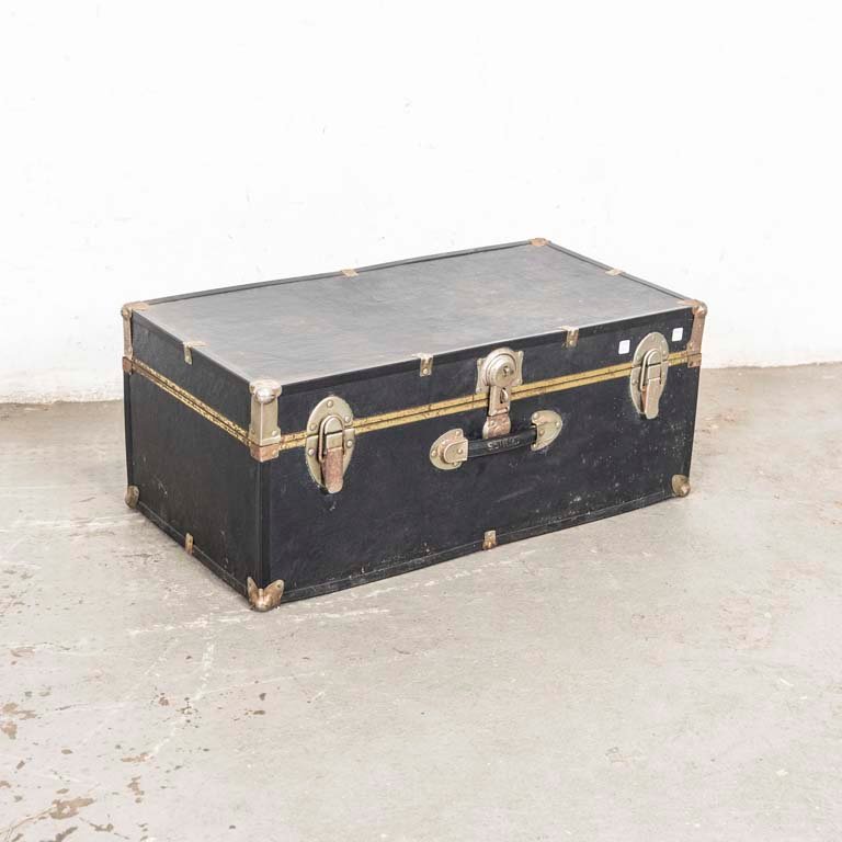 Lote siguiente: Baúl antiguo de viaje con detalles de uso y óxido