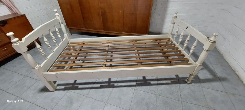 Cama de madera antigua con estructura clásica - imagen 5