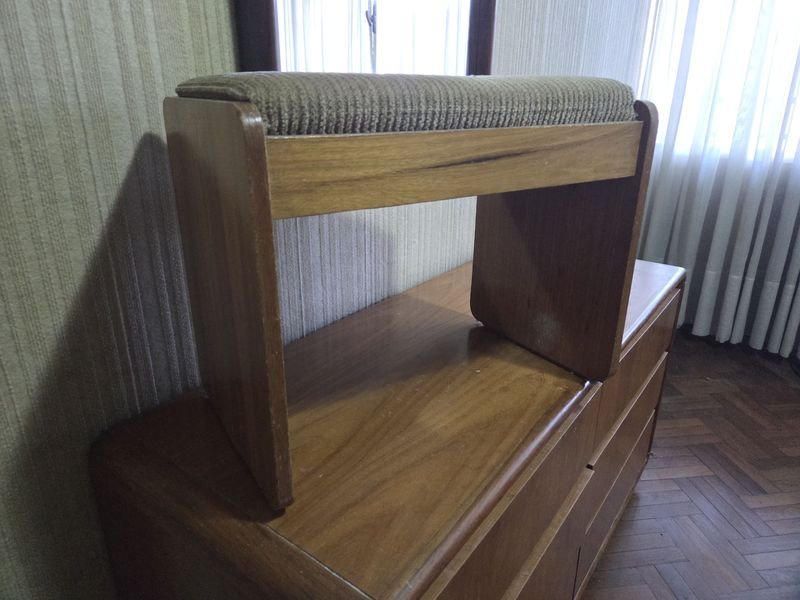 Lote siguiente: Banco para el dormitorio 50x32x45 - Mueble de madera con estantería y sillón tapizado