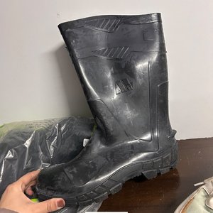 Botas de Goma Negras y Championes Deportivos Blancos y Naranja - imagen 3