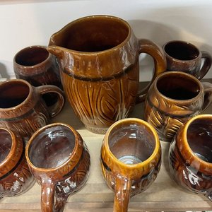 Juego de Jarra y 8 Jarros de Cerámica Esmaltada Marrón Estilo Rústico - imagen 6