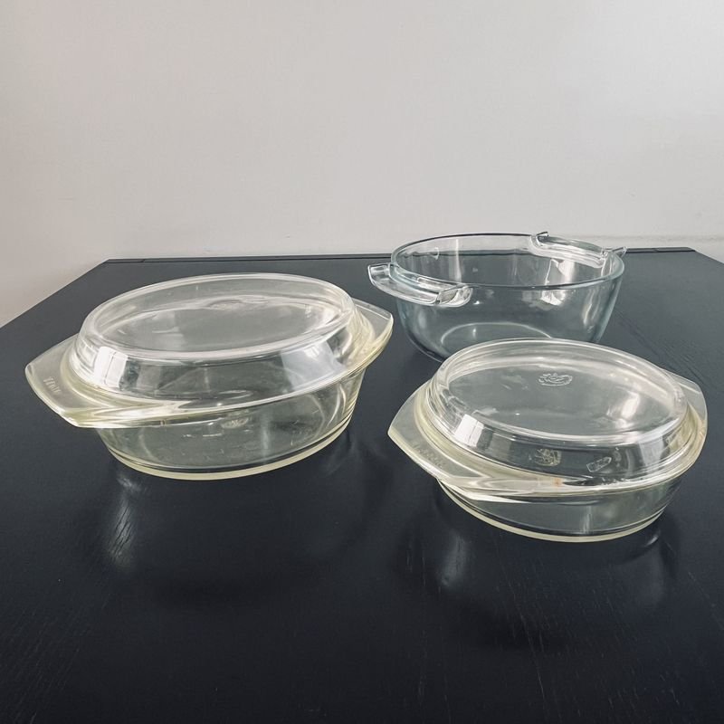 Lote siguiente: 3 Pyrex de vidrio: 2 checoslovacas con tapa y 1 francesa