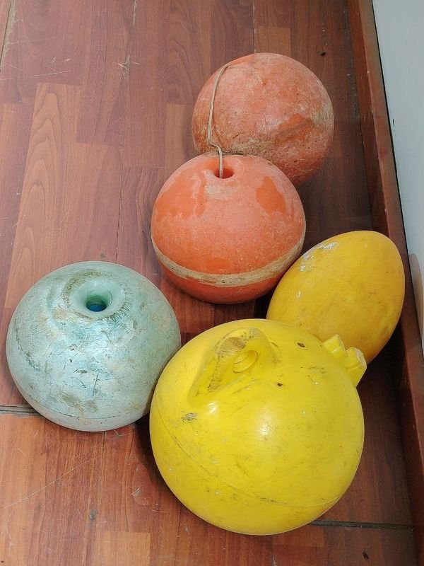 Lote de 5 Boyas de Pesca Usadas, Varios Colores y Formas