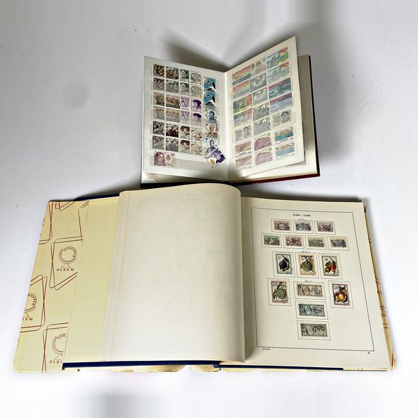 Dos Álbumes de Sellos Postales Variados - imagen 1