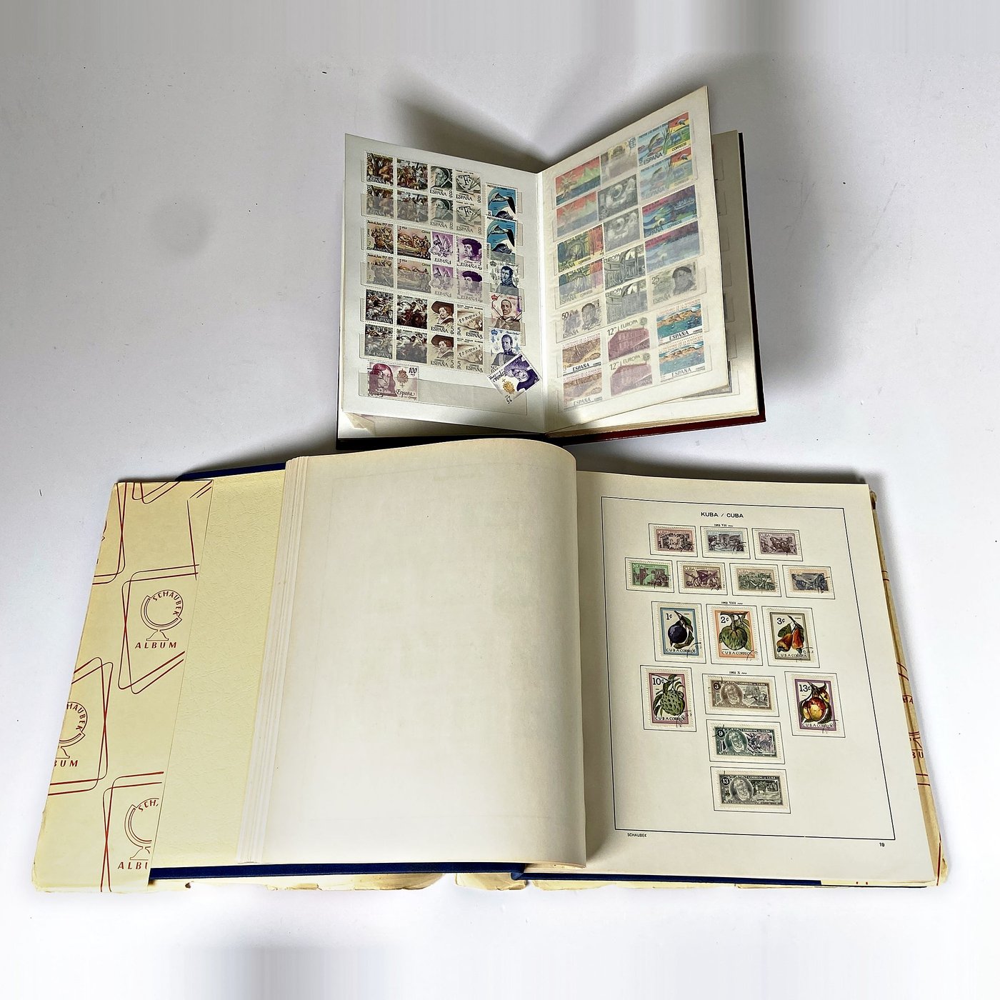 Dos Álbumes de Sellos Postales Variados