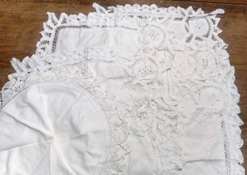 Servilletas bordadas y carpeta con monograma - imagen 3