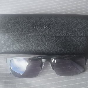 Lote siguiente: Par de Lentes de Sol Guess Negros con Estuche