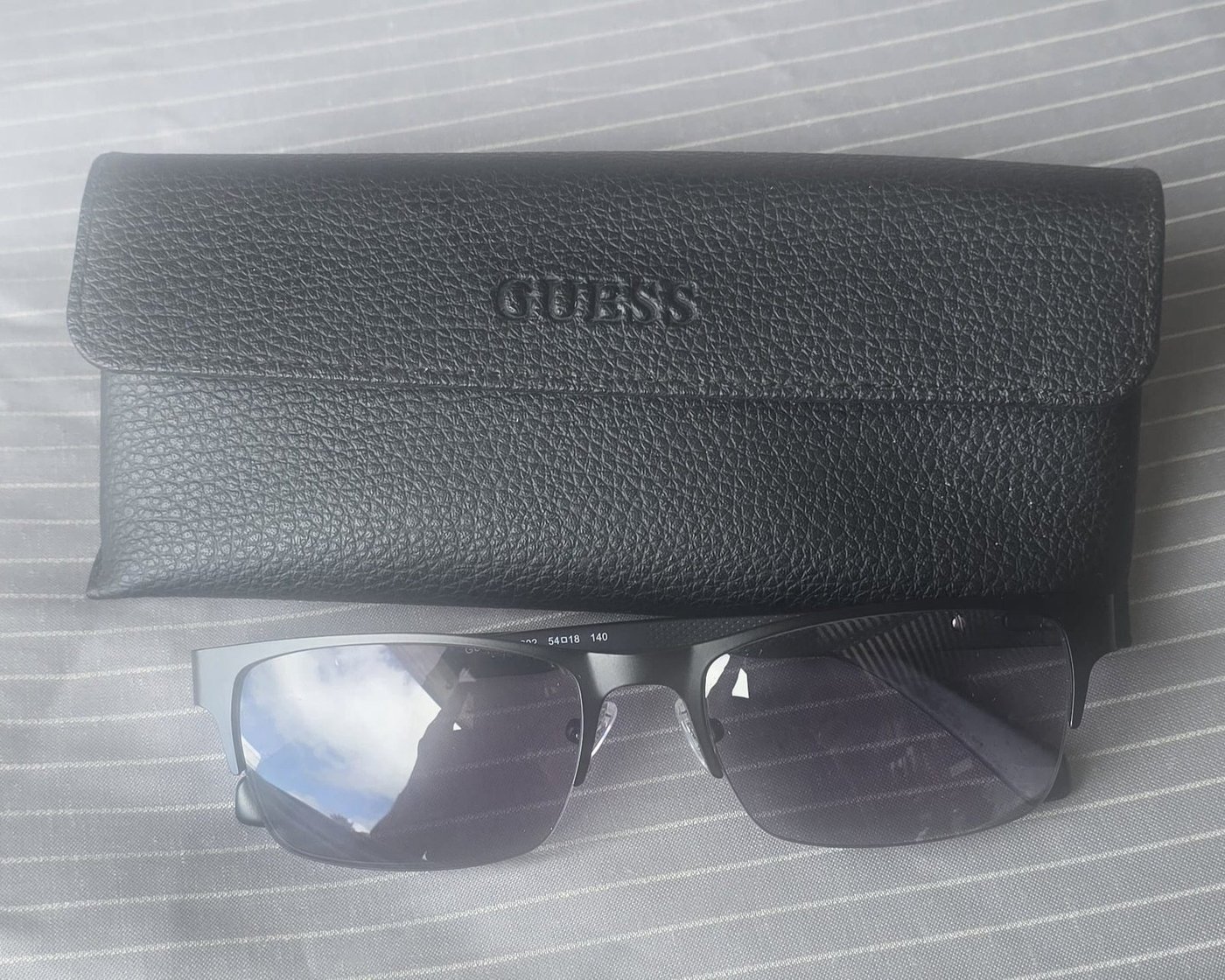 Par de Lentes de Sol Guess Negros con Estuche