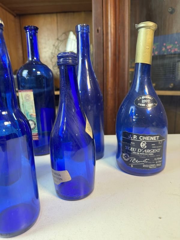 Colección de botellas y vasos de vidrio azul - imagen 8