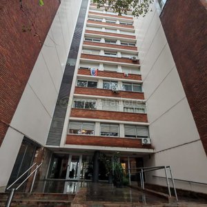 Lote anterior: Edificio de Apartamentos con Fachada Moderna