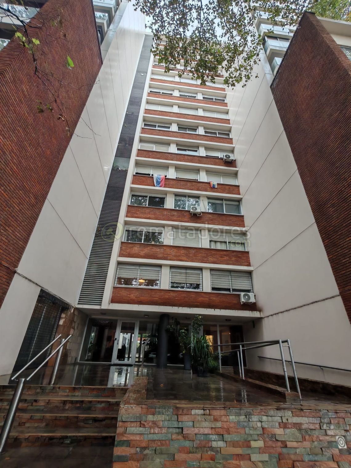 Edificio de Apartamentos con Fachada Moderna