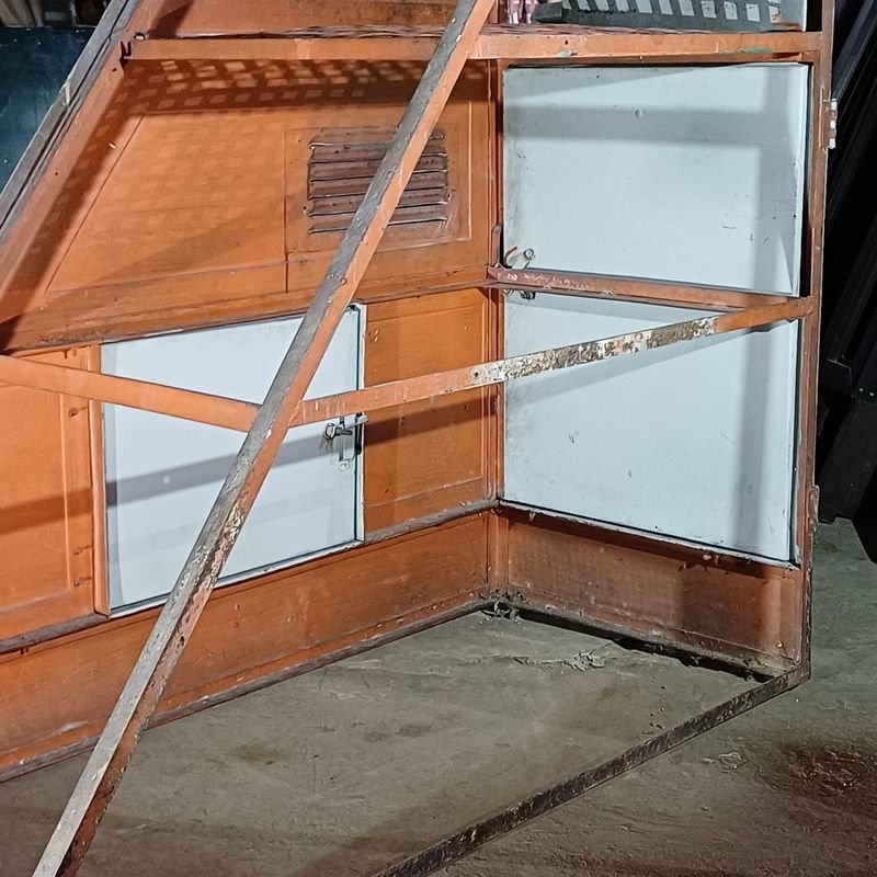 Armario bajo escalera de hierro: Mueble práctico y estético - imagen 11