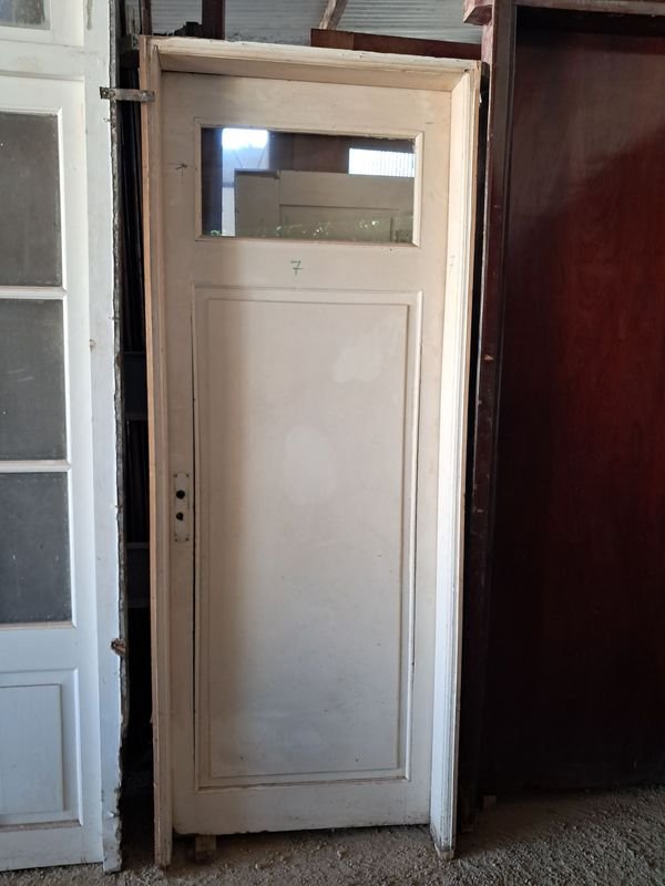 Puerta de madera con vidrio y marco