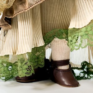 Muñeca de Porcelana con Vestido Verde y Pelo Ondulado - 39 cm - imagen 3