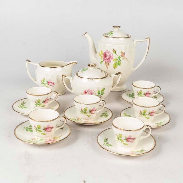 14 Piezas de loza inglesa Swinnertons, decorado flores y bordes dorados. Piezas craqueladas y con desgaste en el dorado. Medidas: taza: 6 x 5 cm