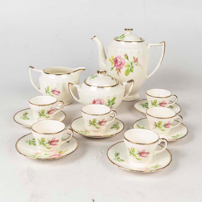 14 Piezas de loza inglesa Swinnertons, decorado flores y bordes dorados. Piezas craqueladas y con desgaste en el dorado. Medidas: taza: 6 x 5 cm