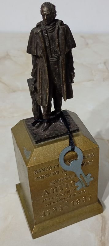 Alcancía del BROU, Homenaje al Bicentenario de José Artigas. Con llave (no se probó) - imagen 2