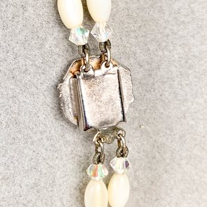 Elegante Collar Doble de Nácar y Cristal con Broche Decorativo - imagen 4