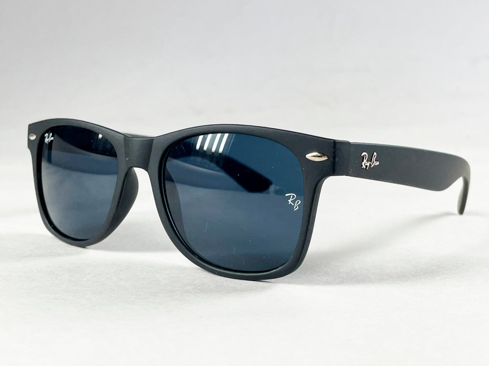 Lote siguiente: Lentes de sol Ray-Ban negros con lente azul