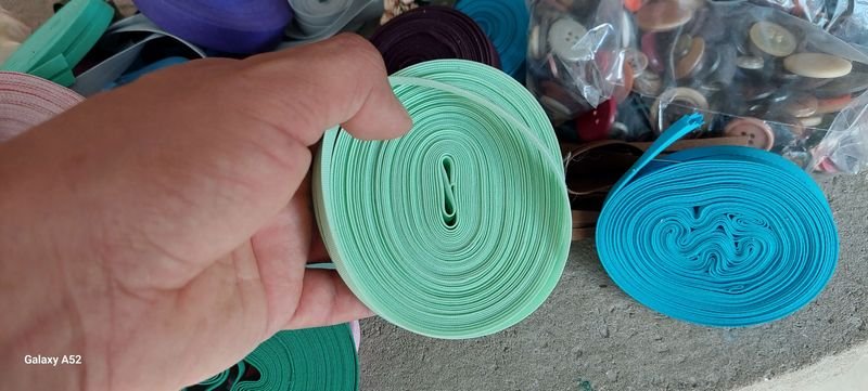 Lote de cintas y botones variados - imagen 4
