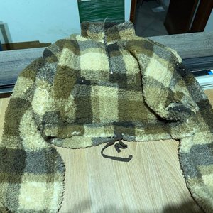 Lote siguiente: Buzo Peludito Beige y Marrón con Cierre Talle M