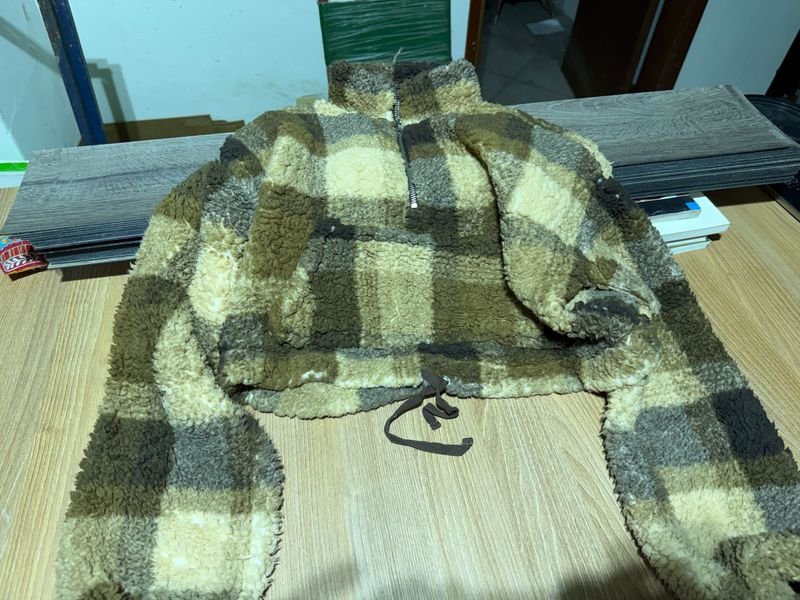 Buzo Peludito Beige y Marrón con Cierre Talle M