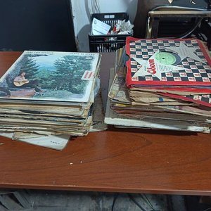 Lote siguiente: Lote de Discos de Vinilo Varios Artistas y Géneros