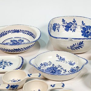 Conjunto de 12 Piezas de Cerámica Blanca y Azul con Decoración Floral - imagen 2