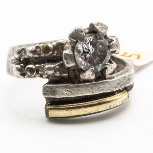 Lote siguiente: Anillo de Plata con Oro Double y Piedra Central