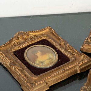 3 Miniaturas en Madera Tallada con Marcos Dorados - imagen 2