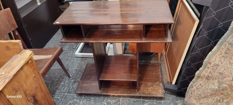 Lote siguiente: Rack de TV en madera en buen estado
