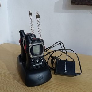 Lote de Cocina con Bandeja Amarilla y Radios Motorola - imagen 3