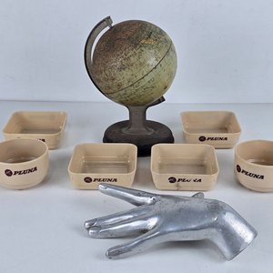 Lote siguiente: Lote de Coleccionables Vintage: Globo Terráqueo y Tazas Pluna