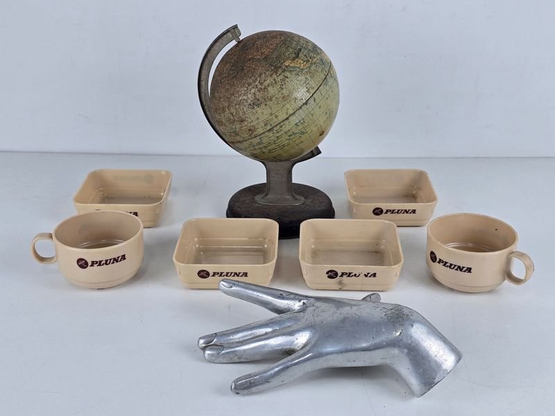 Lote de Coleccionables Vintage: Globo Terráqueo y Tazas Pluna