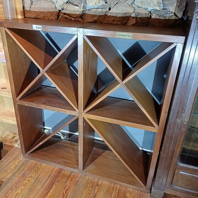 Lote siguiente: Estanteria en forma de X, medidas: 1,26m x 35cm x 1,30m