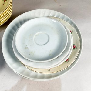 Lote de Platos y Tazas de Porcelana con Diseños Florales y Escenas Clásicas - imagen 2