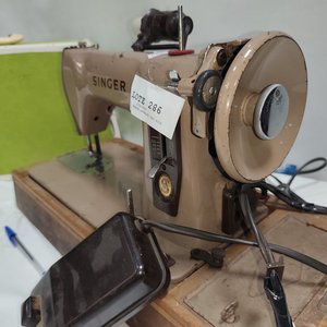 Máquina de Coser Eléctrica Singer Clásica Metálica con Accesorios y Bobina - imagen 5