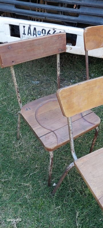 Sillas de madera varias en buen estado - imagen 4